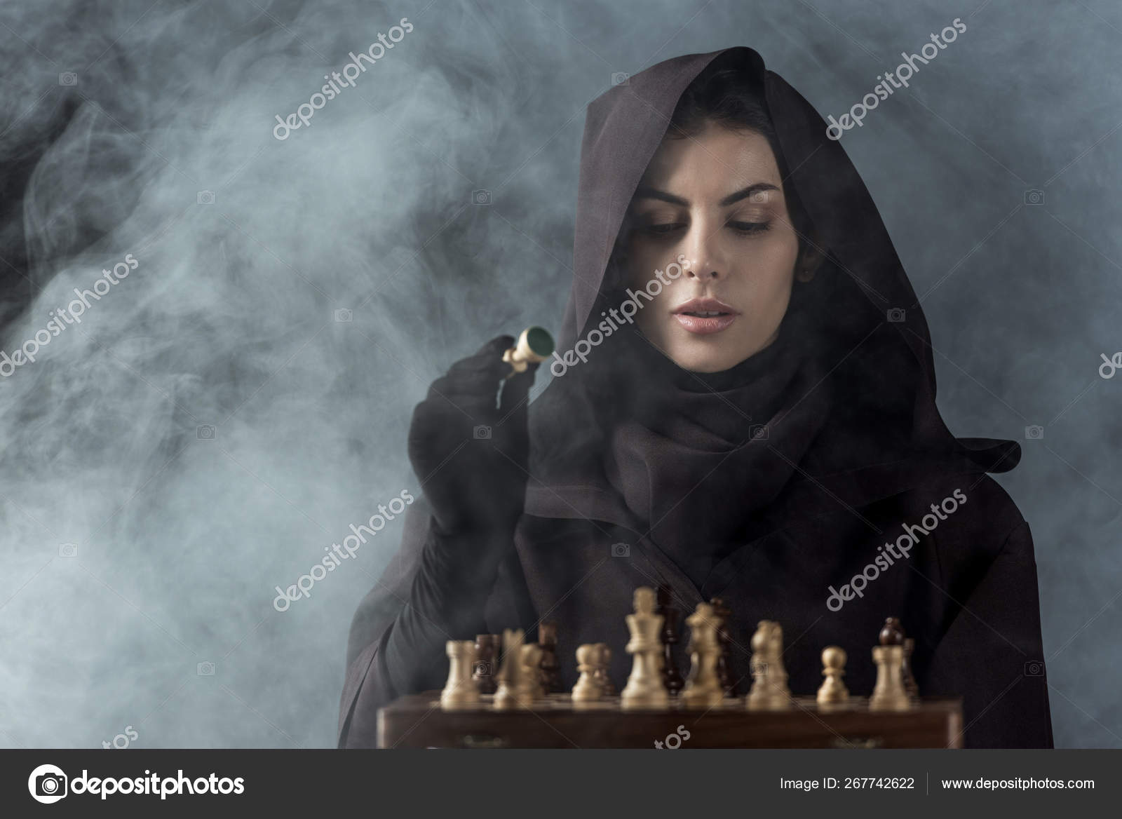 Mulher Traje Morte Jogando Xadrez Fumaça Preto fotos, imagens de ©  VitalikRadko #267742622